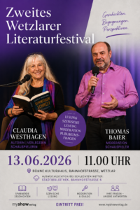 Claudia Westhagen liest aus ihrem Thriller „Schweigen schreit“, während Moderator Thomas Baier durch die Veranstaltung beim Zweiten Wetzlarer Literaturfestival führt.